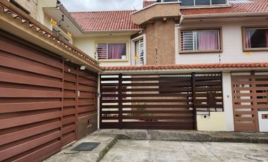 Casa en venta en urbanización muy cerca del Supermaxi Av. Don Bosco en Cuenca