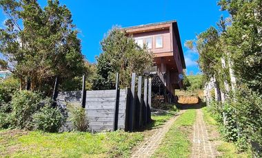 CASA CON VISTA Y ACCESO AL LAGO