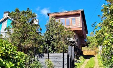 CASA CON VISTA Y ACCESO AL LAGO