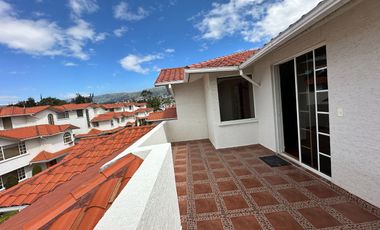 Casa independiente de venta sector la armenia con cuatro dormitorios
