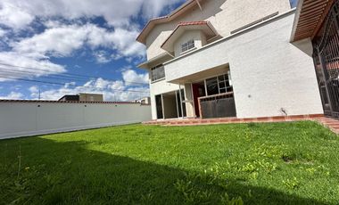 Casa independiente de venta sector la armenia con cuatro dormitorios