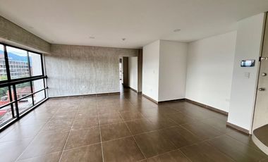 Se vende apartamento en Álamos Pereira con permiso para Airbnb en lujoso edificio.