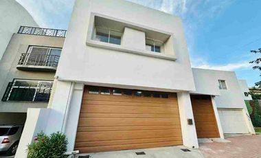 VENTA CASA EN RINCONES DE SAN MARCOS(RINCONADA DE SAN MARCOS)FRENTE A PARQUE. 3 RECAMARAS Y UN DEPTO. INDEPEN. 425M2 C. TOTALMENTE REMODELADA Y EQUIPADA.