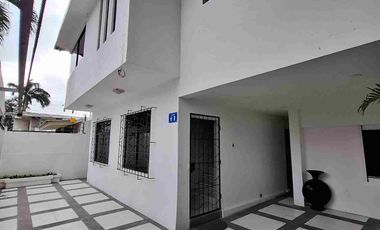 Miraflores : en alquiler departamento de 120 mts , 3 habitaciones y parqueo con puerta eléctrica