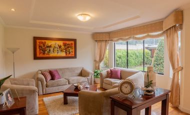 Casa independiente en Río Amarillo con 5 dormitorios, jacuzzi y amplio terreno de 522 m²