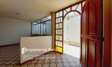 SE VENDE CASA DE 3 PISOS EN ESQUINA, FRENTE A PLAZA LA FLORESTA, CERCA A LA PLAZA PÉREZ GAMBOA, IDEAL PARA CASA FAMILIAR, NEGOCIO O DE DEPARTAMENTOS