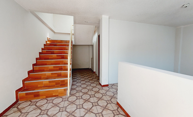 SE VENDE CASA DE 3 PISOS EN ESQUINA, FRENTE A PLAZA LA FLORESTA, CERCA A LA PLAZA PÉREZ GAMBOA, IDEAL PARA CASA FAMILIAR, NEGOCIO O DE DEPARTAMENTOS