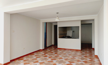 SE VENDE CASA DE 3 PISOS EN ESQUINA, FRENTE A PLAZA LA FLORESTA, CERCA A LA PLAZA PÉREZ GAMBOA, IDEAL PARA CASA FAMILIAR, NEGOCIO O DE DEPARTAMENTOS