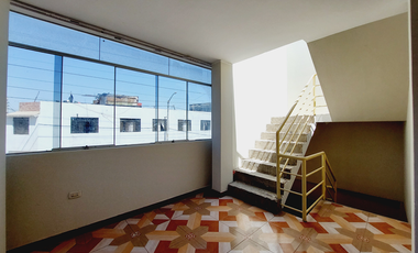 SE VENDE CASA DE 3 PISOS EN ESQUINA, FRENTE A PLAZA LA FLORESTA, CERCA A LA PLAZA PÉREZ GAMBOA, IDEAL PARA CASA FAMILIAR, NEGOCIO O DE DEPARTAMENTOS