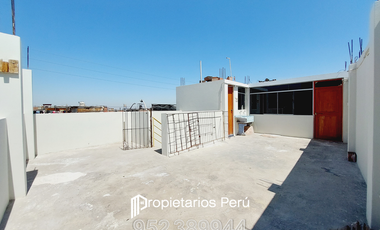 SE VENDE CASA DE 3 PISOS EN ESQUINA, FRENTE A PLAZA LA FLORESTA, CERCA A LA PLAZA PÉREZ GAMBOA, IDEAL PARA CASA FAMILIAR, NEGOCIO O DE DEPARTAMENTOS