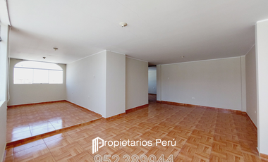 SE VENDE CASA DE 3 PISOS EN ESQUINA, FRENTE A PLAZA LA FLORESTA, CERCA A LA PLAZA PÉREZ GAMBOA, IDEAL PARA CASA FAMILIAR, NEGOCIO O DE DEPARTAMENTOS