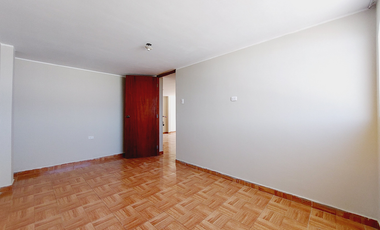 SE VENDE CASA DE 3 PISOS EN ESQUINA, FRENTE A PLAZA LA FLORESTA, CERCA A LA PLAZA PÉREZ GAMBOA, IDEAL PARA CASA FAMILIAR, NEGOCIO O DE DEPARTAMENTOS