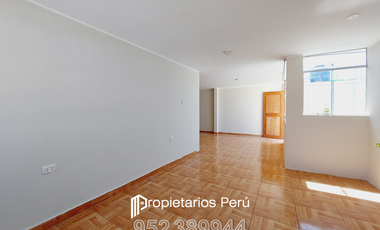 SE VENDE CASA DE 3 PISOS EN ESQUINA, FRENTE A PLAZA LA FLORESTA, CERCA A LA PLAZA PÉREZ GAMBOA, IDEAL PARA CASA FAMILIAR, NEGOCIO O DE DEPARTAMENTOS