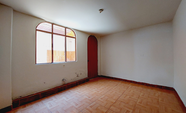 SE VENDE CASA DE 3 PISOS EN ESQUINA, FRENTE A PLAZA LA FLORESTA, CERCA A LA PLAZA PÉREZ GAMBOA, IDEAL PARA CASA FAMILIAR, NEGOCIO O DE DEPARTAMENTOS