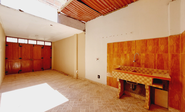 SE VENDE CASA DE 3 PISOS EN ESQUINA, FRENTE A PLAZA LA FLORESTA, CERCA A LA PLAZA PÉREZ GAMBOA, IDEAL PARA CASA FAMILIAR, NEGOCIO O DE DEPARTAMENTOS