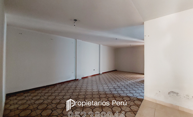 SE VENDE CASA DE 3 PISOS EN ESQUINA, FRENTE A PLAZA LA FLORESTA, CERCA A LA PLAZA PÉREZ GAMBOA, IDEAL PARA CASA FAMILIAR, NEGOCIO O DE DEPARTAMENTOS