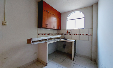 SE VENDE CASA DE 3 PISOS EN ESQUINA, FRENTE A PLAZA LA FLORESTA, CERCA A LA PLAZA PÉREZ GAMBOA, IDEAL PARA CASA FAMILIAR, NEGOCIO O DE DEPARTAMENTOS