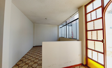 SE VENDE CASA DE 3 PISOS EN ESQUINA, FRENTE A PLAZA LA FLORESTA, CERCA A LA PLAZA PÉREZ GAMBOA, IDEAL PARA CASA FAMILIAR, NEGOCIO O DE DEPARTAMENTOS