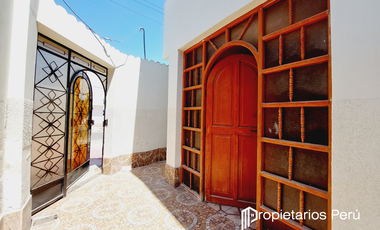 SE VENDE CASA DE 3 PISOS EN ESQUINA, FRENTE A PLAZA LA FLORESTA, CERCA A LA PLAZA PÉREZ GAMBOA, IDEAL PARA CASA FAMILIAR, NEGOCIO O DE DEPARTAMENTOS