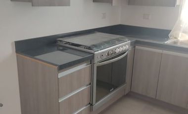Hermosa casa de 3 niveles en RENTA