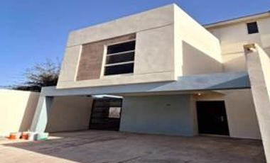 Hermosa casa de 3 niveles en RENTA