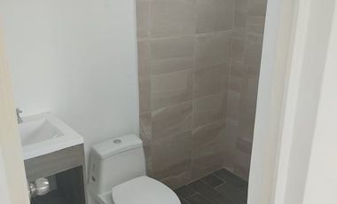 Hermosa casa de 3 niveles en RENTA
