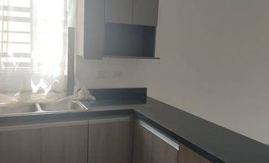 Hermosa casa de 3 niveles en RENTA