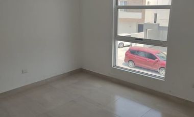 Hermosa casa de 3 niveles en RENTA