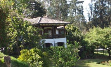 Casa en dos plantas de ladrillo y madera en un terreno de 25.000 m2 (2.5 hectáreas)
