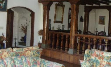Casa en dos plantas de ladrillo y madera en un terreno de 25.000 m2 (2.5 hectáreas)