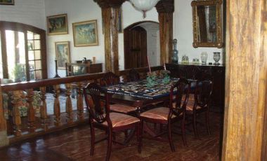 Casa en dos plantas de ladrillo y madera en un terreno de 25.000 m2 (2.5 hectáreas)