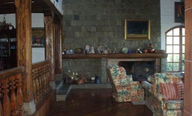 Casa en dos plantas de ladrillo y madera en un terreno de 25.000 m2 (2.5 hectáreas)