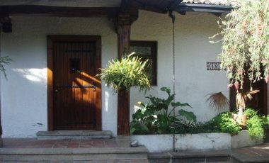 Casa en dos plantas de ladrillo y madera en un terreno de 25.000 m2 (2.5 hectáreas)
