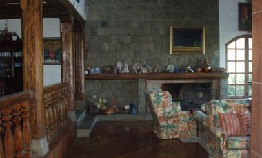 Casa en dos plantas de ladrillo y madera en un terreno de 25.000 m2 (2.5 hectáreas)