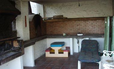 Casa en dos plantas de ladrillo y madera en un terreno de 25.000 m2 (2.5 hectáreas)