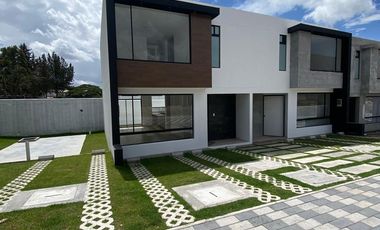 Pomasqui, Dentro de Urbanización Privada - Amplia casa por estrenar.