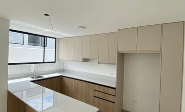 Pomasqui, Dentro de Urbanización Privada - Amplia casa por estrenar.