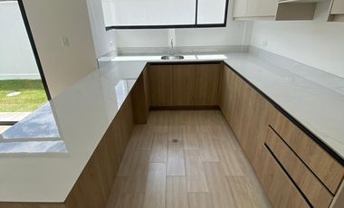 Pomasqui, Dentro de Urbanización Privada - Amplia casa por estrenar.