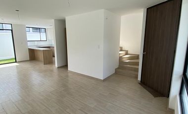 Pomasqui, Dentro de Urbanización Privada - Amplia casa por estrenar.