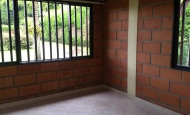 Arriendo finca en Rionegro sector de Llanogrande a solo 500 m2 aprox/ vía ppal