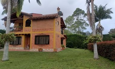 Arriendo finca en Rionegro sector de Llanogrande a solo 500 m2 aprox/ vía ppal
