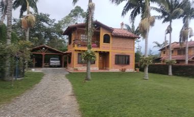 Arriendo finca en Rionegro sector de Llanogrande a solo 500 m2 aprox/ vía ppal