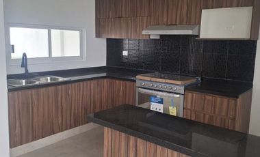 casa tres recamaras Renta cada una con baño Paseo Del Agua XiXiTLA Cholula