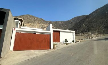 Casa Moderna con Piscina y Jardín en La Planicie – Cieneguilla