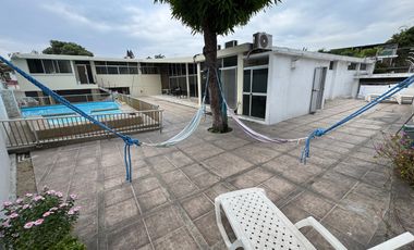 En venta casa de 5 dormitorios en BARRIO CENTENARIO.