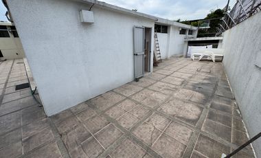 En venta casa de 5 dormitorios en BARRIO CENTENARIO.