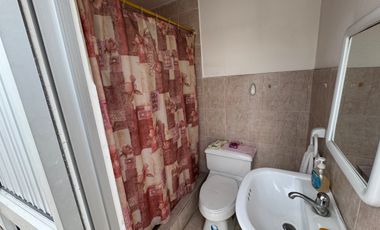 En venta casa de 5 dormitorios en BARRIO CENTENARIO.