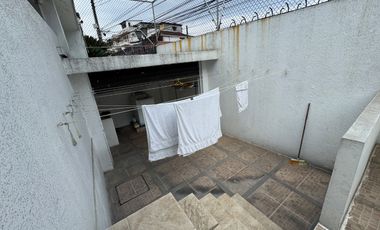 En venta casa de 5 dormitorios en BARRIO CENTENARIO.