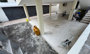 En venta casa de 5 dormitorios en BARRIO CENTENARIO.