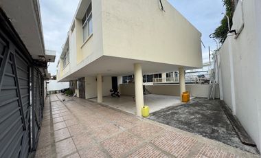 En venta casa de 5 dormitorios en BARRIO CENTENARIO.